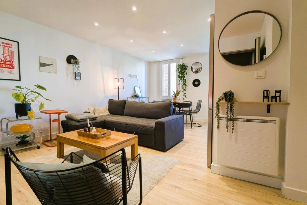 un salon avec un canapé et une table dans l'établissement Bright apartment near the beach, à Toulon