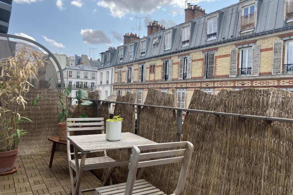 un patio avec deux chaises et une table sur un balcon dans l'établissement Apartment with terrace near Montmartre, à Paris