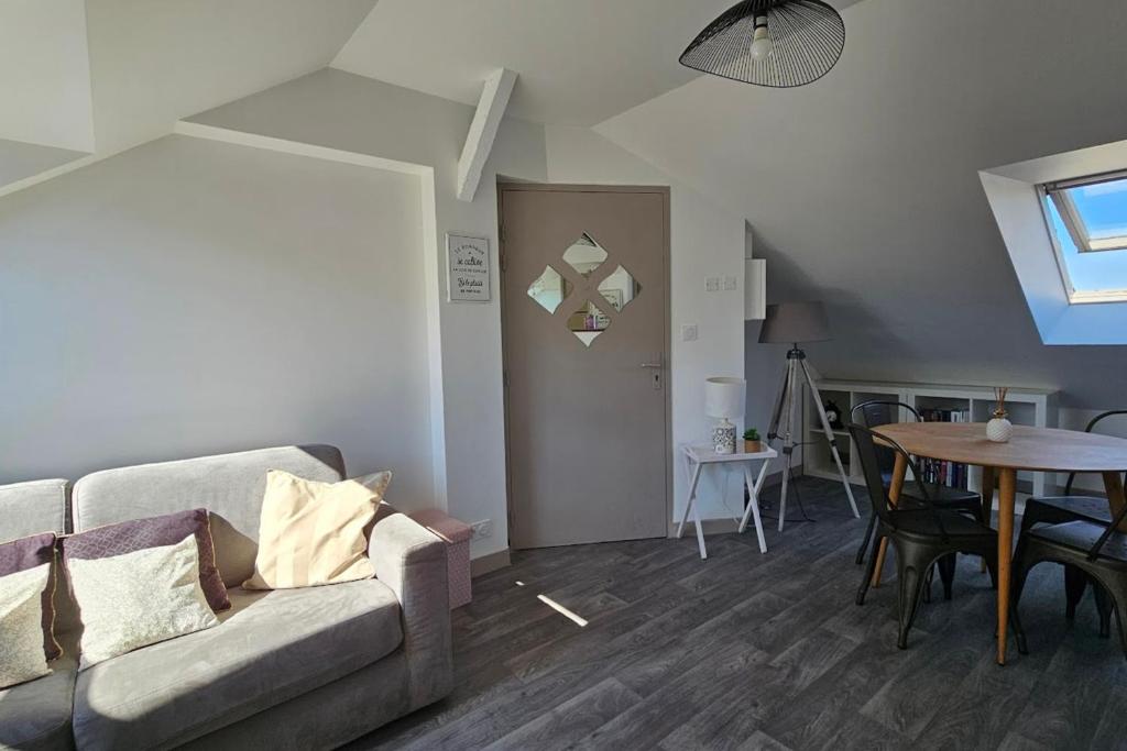 un salon avec un canapé et une table dans l'établissement Apartment for 4 - near hypercentre, à Vannes