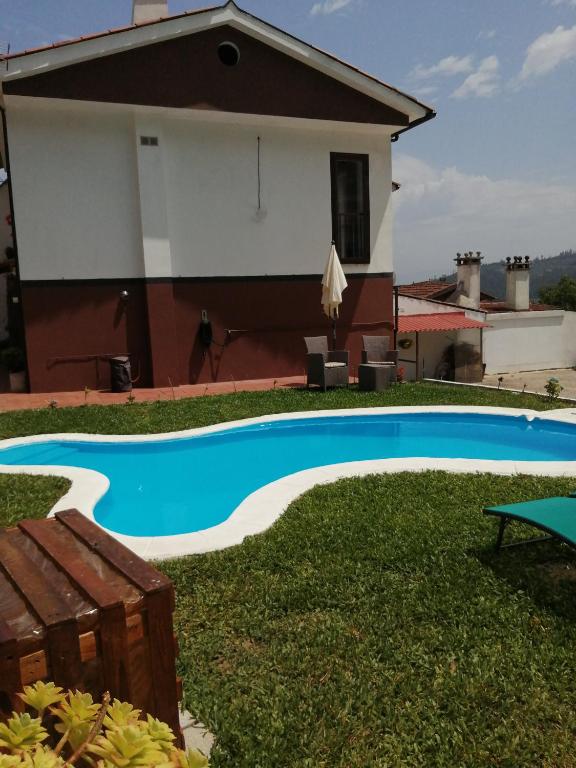 a swimming pool in the yard of a house at A Casa Do Viso Do Chirin in Ponteareas