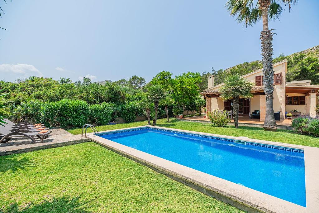una piscina en el patio de una casa en Tintorer, en Puerto Pollensa