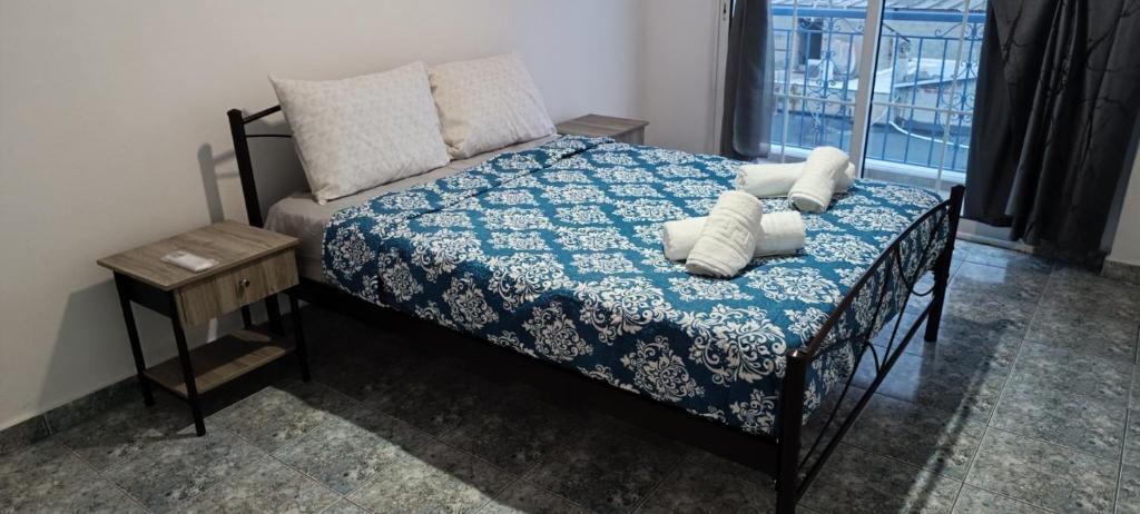 Una cama con almohadas en una habitación. en Demetra's House, en Volos
