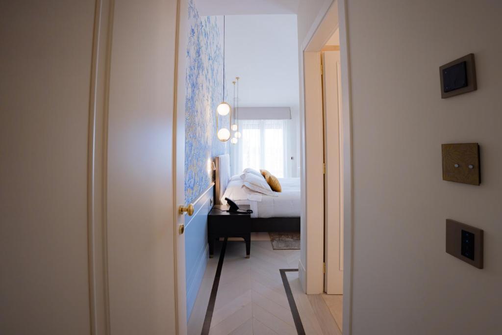 a bedroom with a bed and a desk with a bed at Hotel Belvedere in Forte dei Marmi
