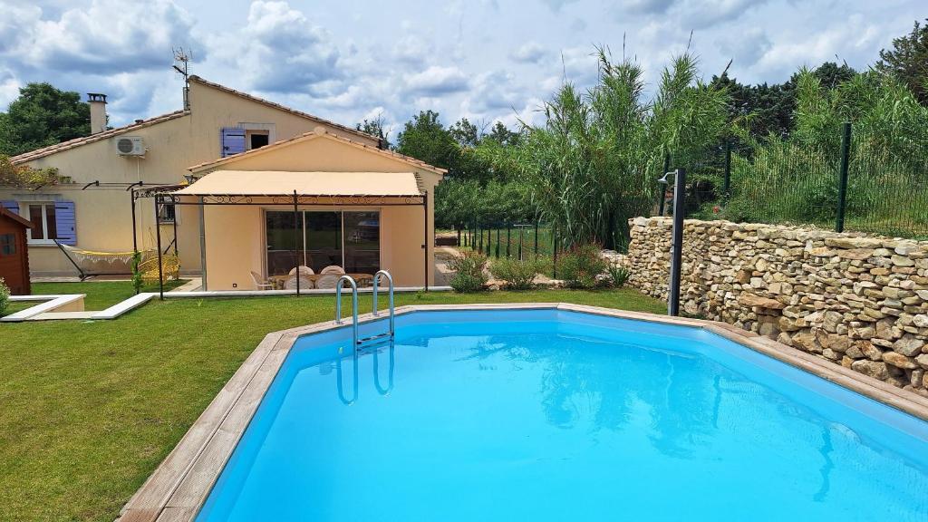 a swimming pool in the yard of a house at La maison de la détente in Mondragon