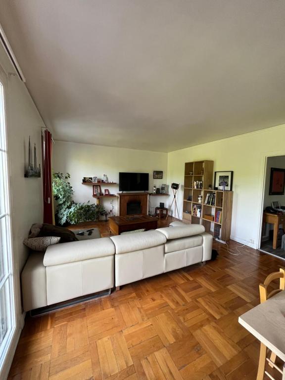 sala de estar con sofá blanco y suelo de madera en Appartement Le Havre, en Le Havre