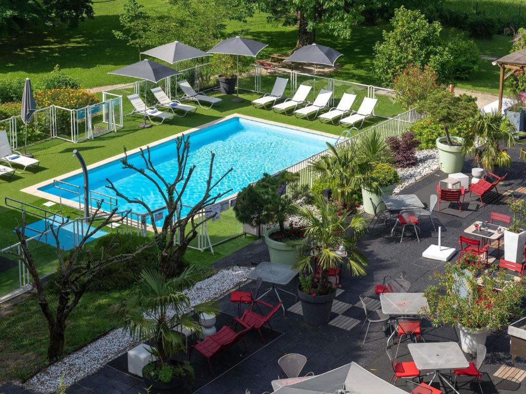 Bazén v ubytování Novotel Grenoble Nord Voreppe nebo v jeho okolí