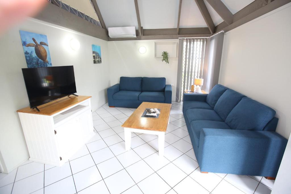 TV a/nebo společenská místnost v ubytování Kellys Beach Resort