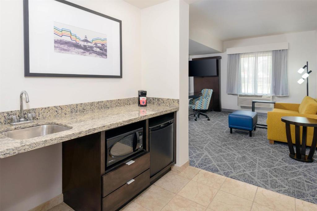 Hampton Inn & Suites Pensacola/Gulf Breeze photo