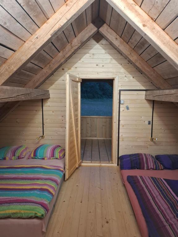 une chambre dans une cabine avec deux lits dans l'établissement Tourist Farm Pr' Maretč, à Bohinjska Bistrica