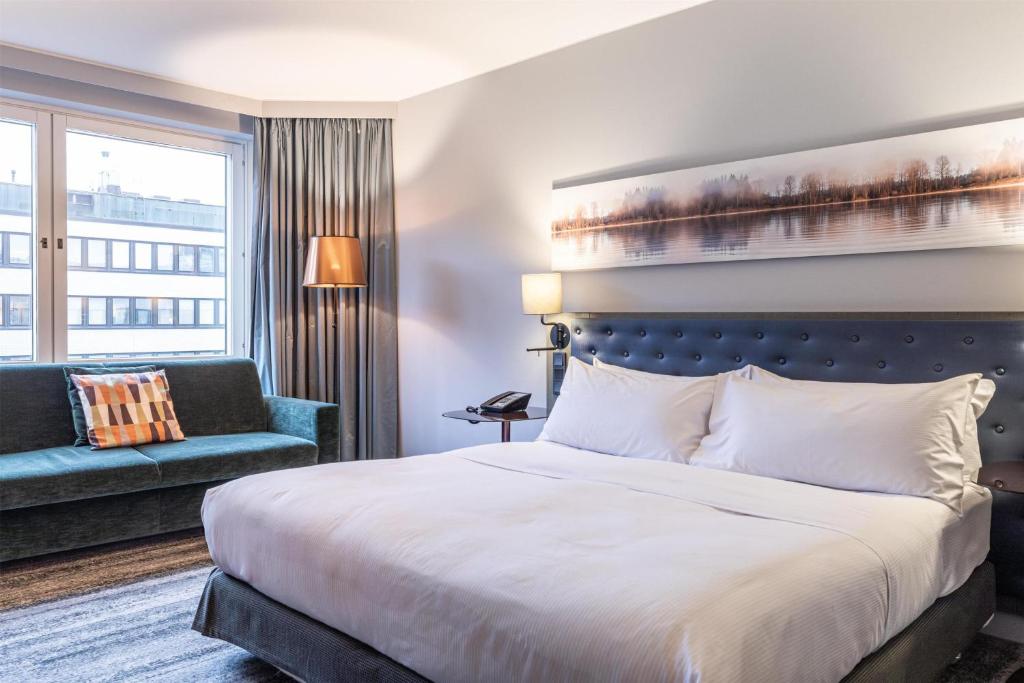 Postel nebo postele na pokoji v ubytování Hilton Helsinki Strand