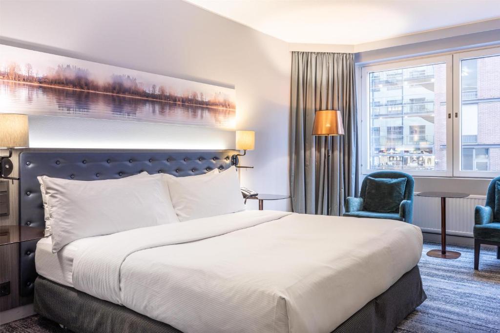 Postel nebo postele na pokoji v ubytování Hilton Helsinki Strand