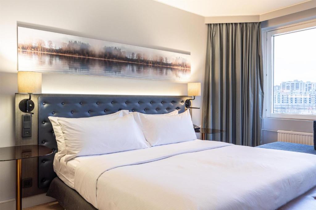 Postel nebo postele na pokoji v ubytování Hilton Helsinki Strand