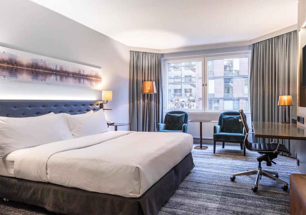Postel nebo postele na pokoji v ubytování Hilton Helsinki Strand