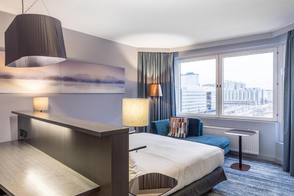 Postel nebo postele na pokoji v ubytování Hilton Helsinki Strand