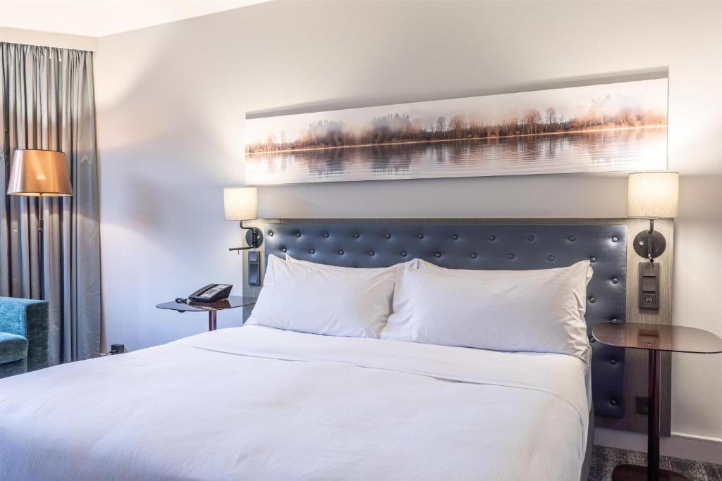 Postel nebo postele na pokoji v ubytování Hilton Helsinki Strand