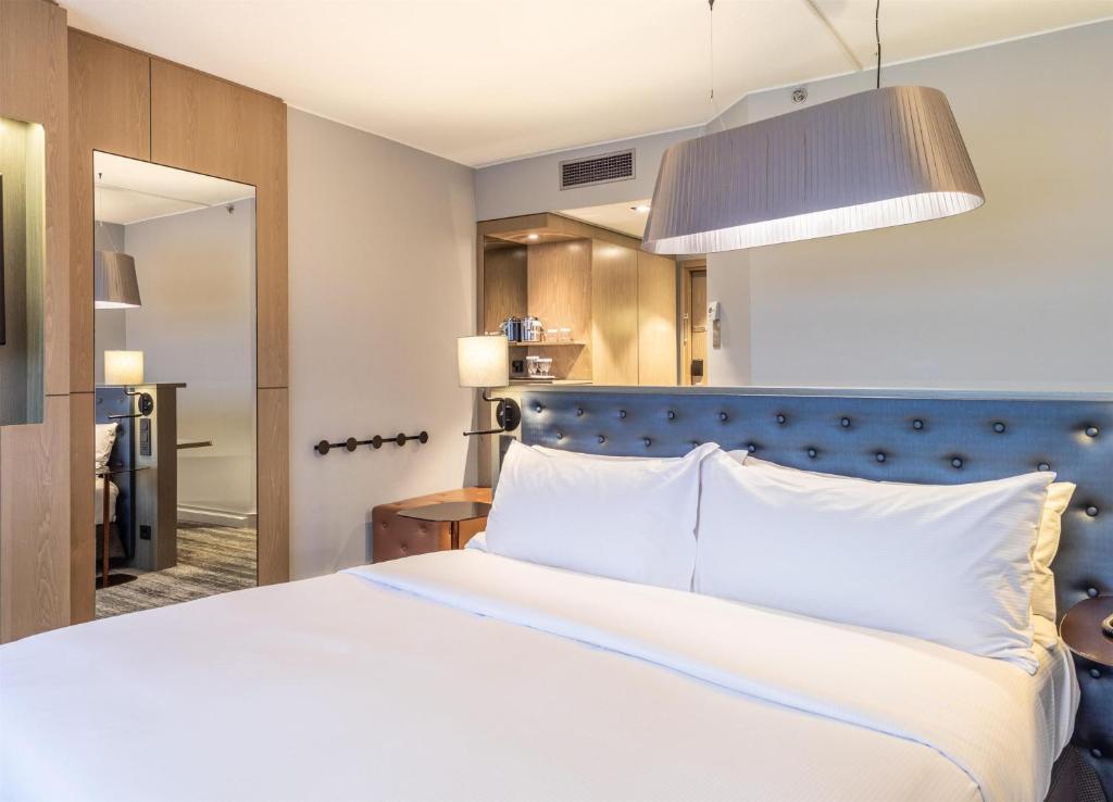 Postel nebo postele na pokoji v ubytování Hilton Helsinki Strand