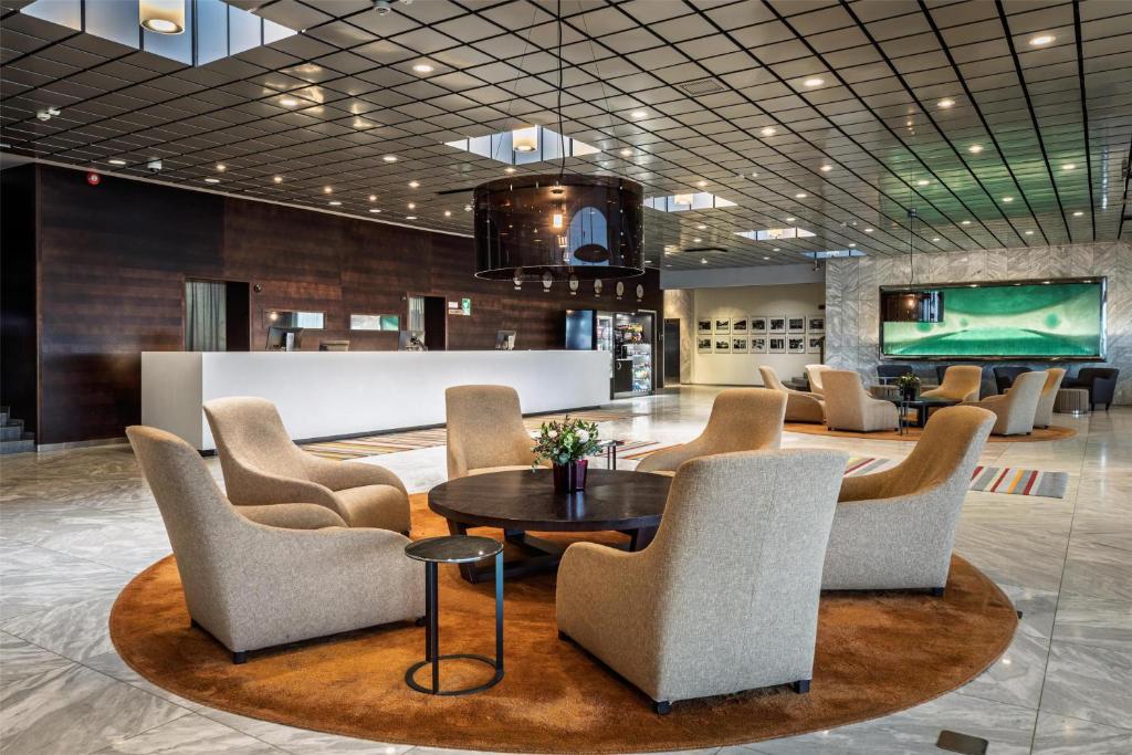 TV a/nebo společenská místnost v ubytování Hilton Helsinki Kalastajatorppa
