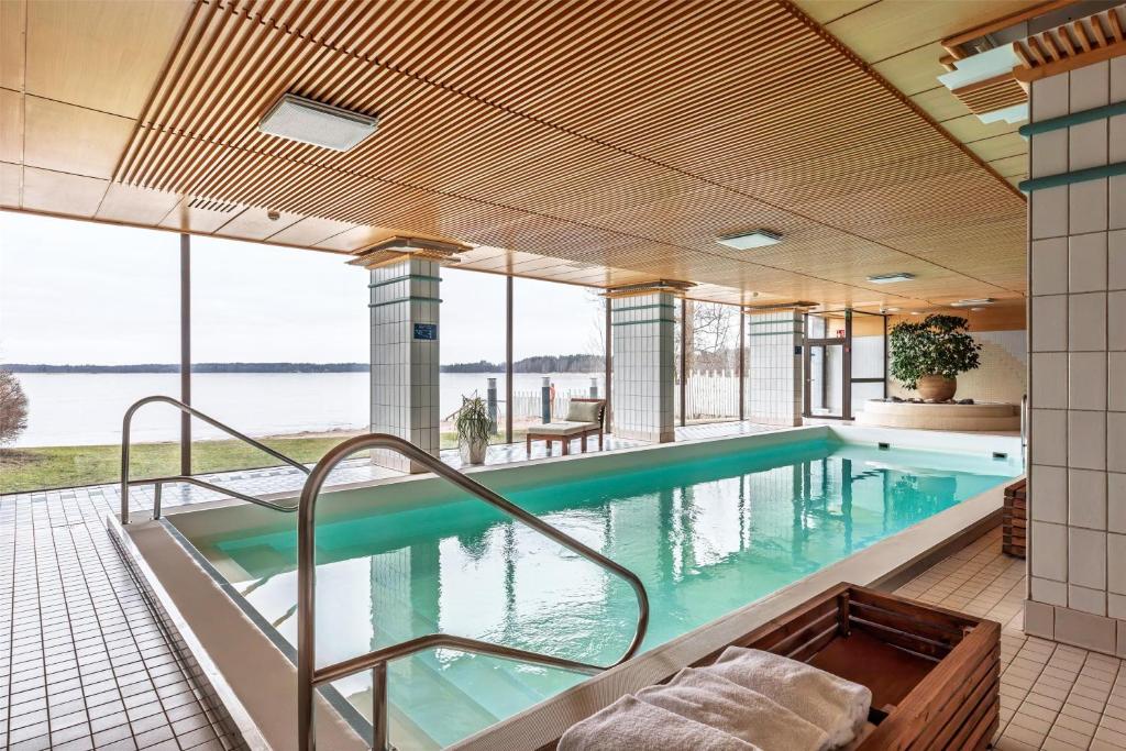 Bazén v ubytování Hilton Helsinki Kalastajatorppa nebo v jeho okolí