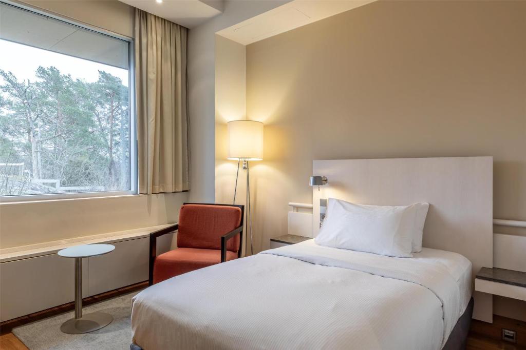 Postel nebo postele na pokoji v ubytování Hilton Helsinki Kalastajatorppa