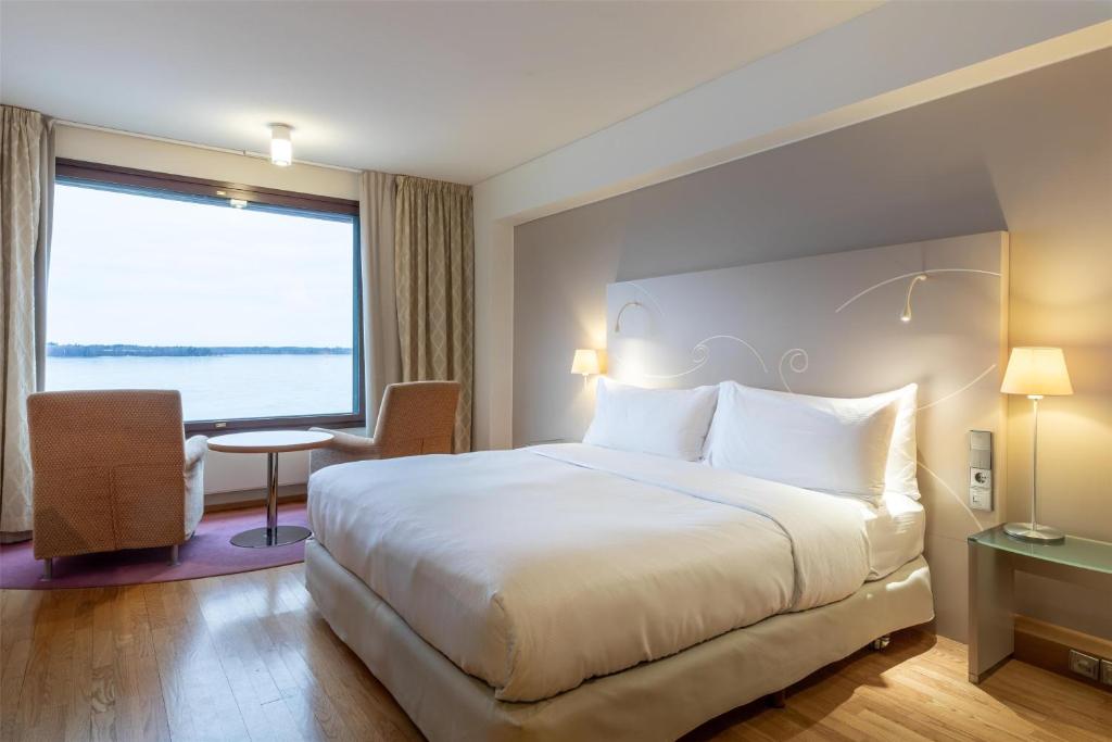 Postel nebo postele na pokoji v ubytování Hilton Helsinki Kalastajatorppa