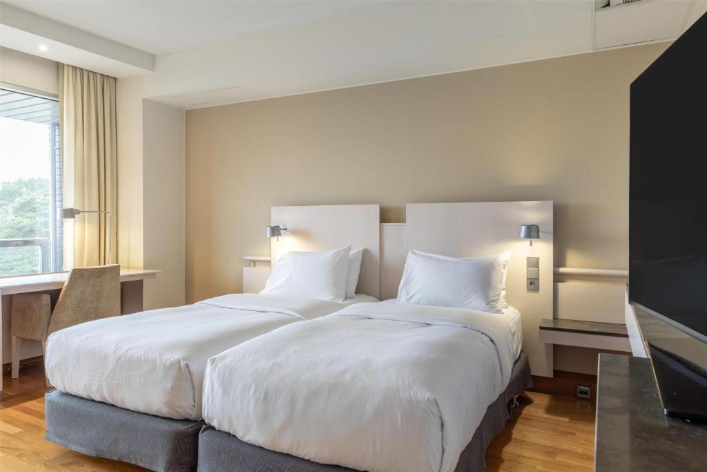 Postel nebo postele na pokoji v ubytování Hilton Helsinki Kalastajatorppa