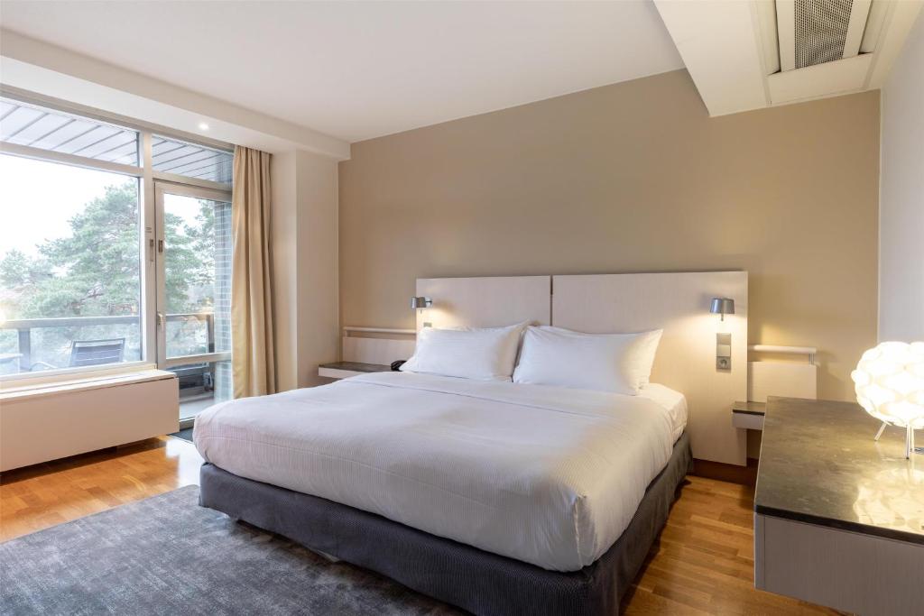 Postel nebo postele na pokoji v ubytování Hilton Helsinki Kalastajatorppa
