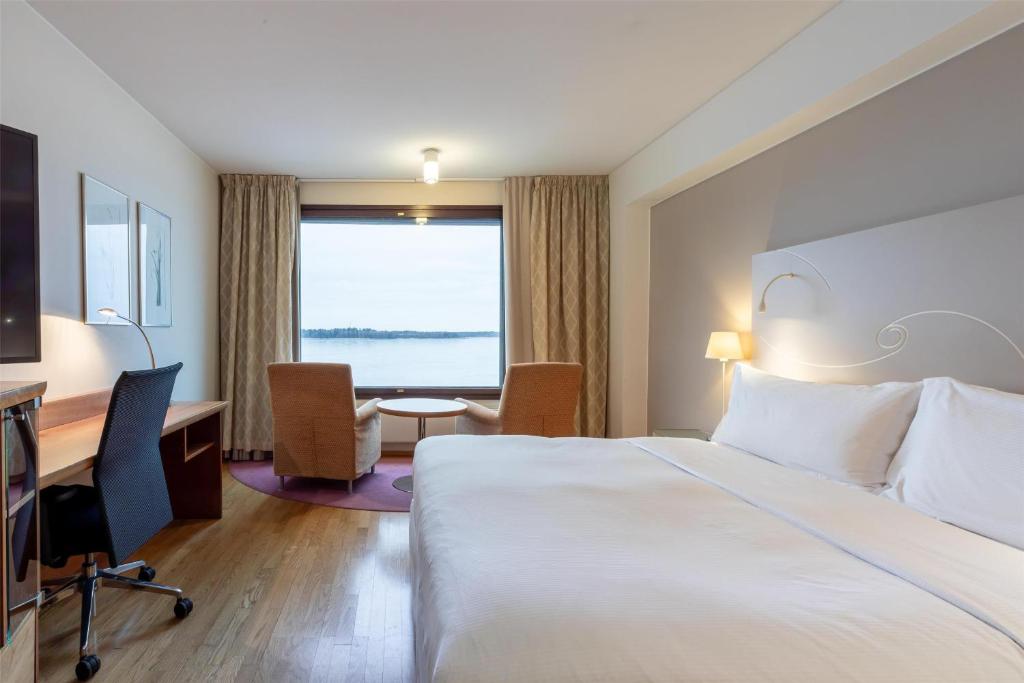 Postel nebo postele na pokoji v ubytování Hilton Helsinki Kalastajatorppa