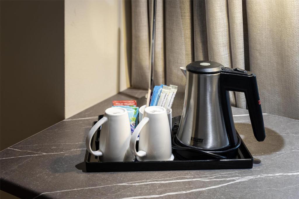 Příslušenství pro přípravu čaje a kávy v ubytování Hilton Helsinki Kalastajatorppa