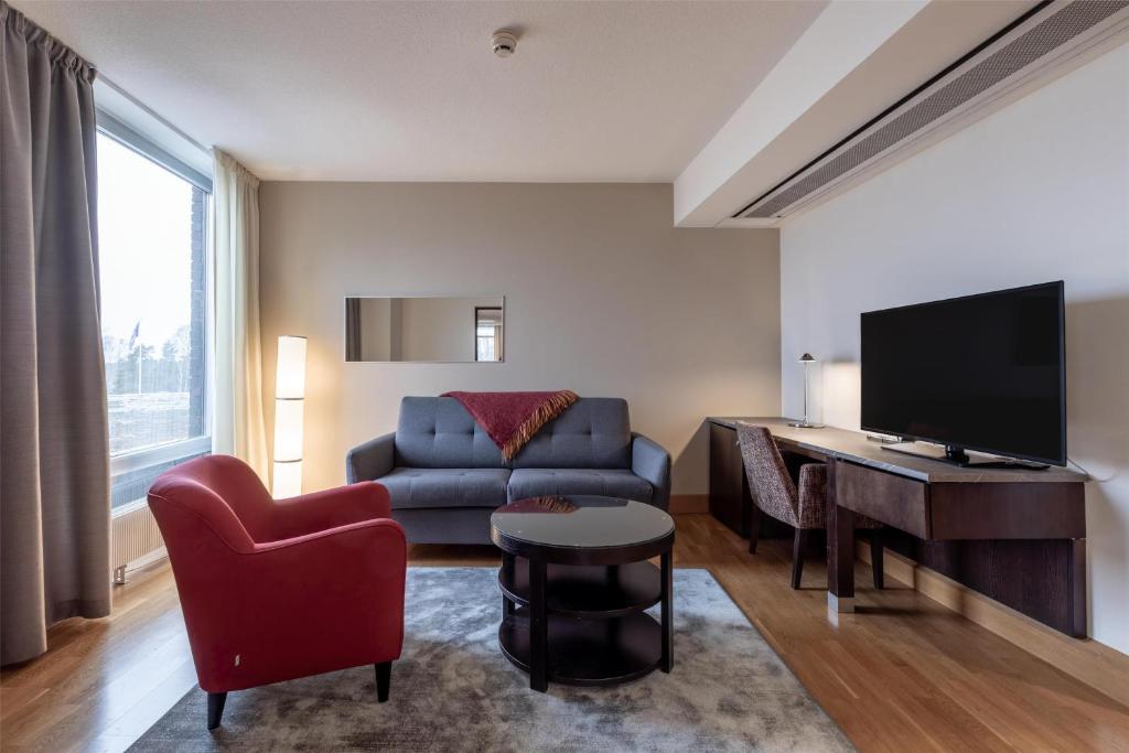 TV a/nebo společenská místnost v ubytování Hilton Helsinki Kalastajatorppa