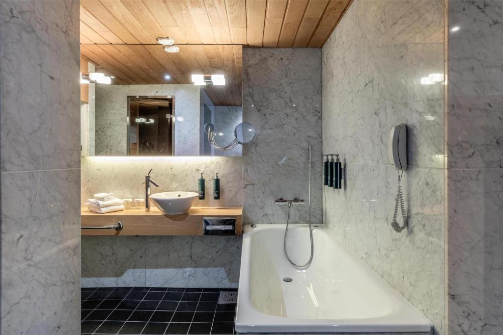 Koupelna v ubytování Hilton Helsinki Kalastajatorppa
