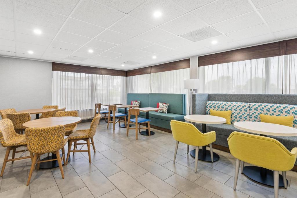 Hampton Inn Indianapolis Northeast/Castleton photo