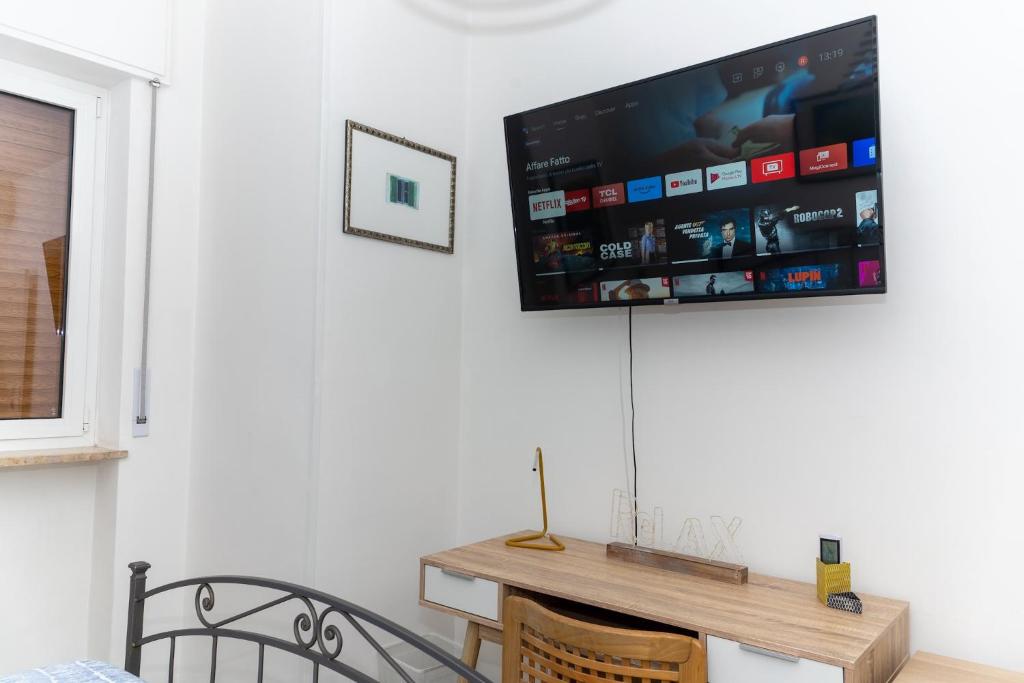Televízia a/alebo spoločenská miestnosť v ubytovaní RobertONE Guest House