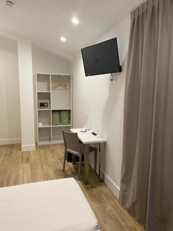 Televízia a/alebo spoločenská miestnosť v ubytovaní Hotel Náutico Santander