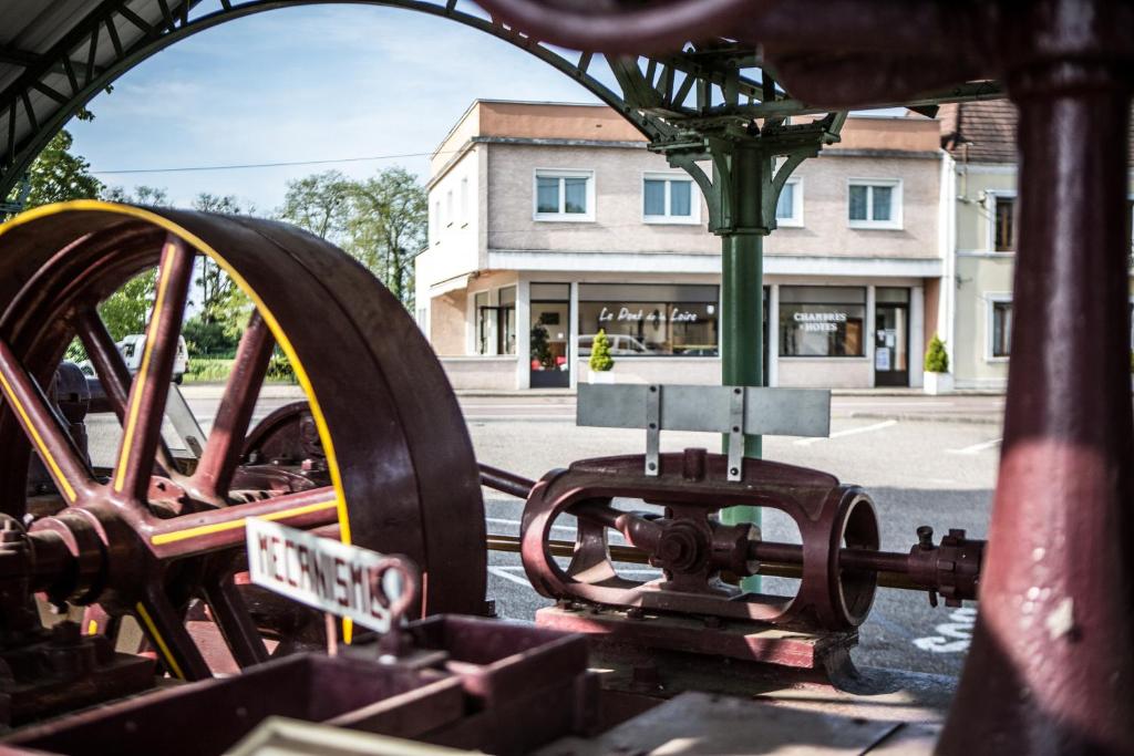 un primer plano de una rueda de un tren en Le Pont de la Loire, en Bourbon-Lancy