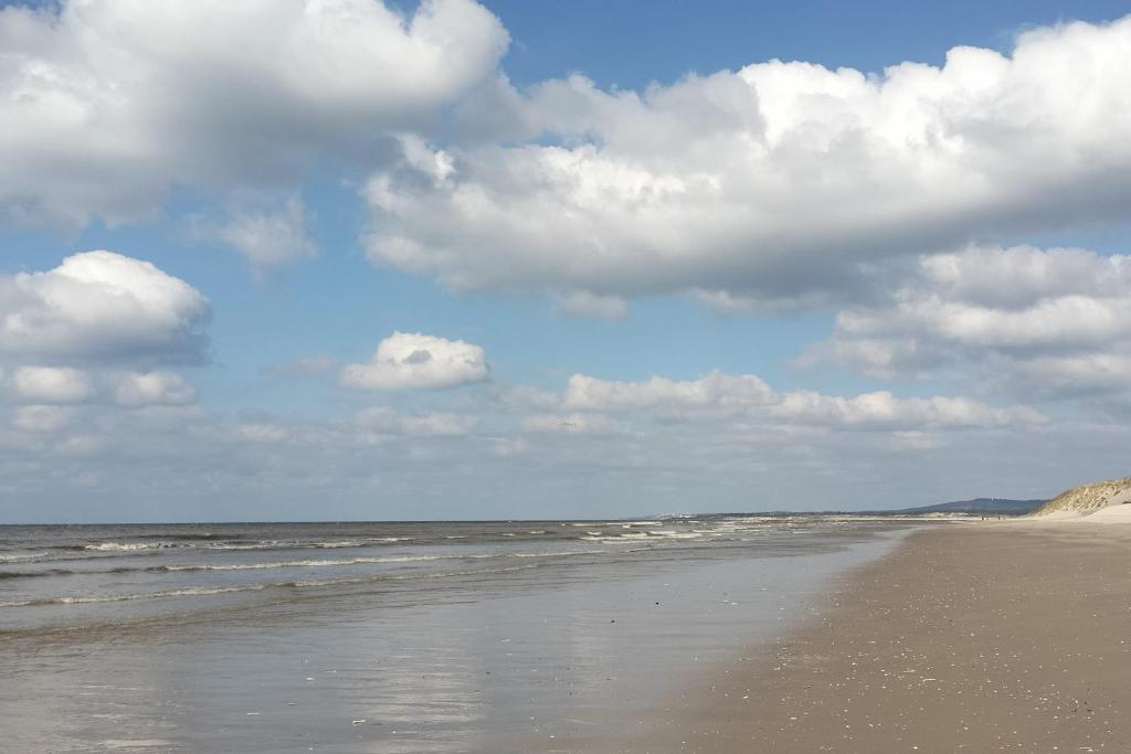 - une plage avec un ciel nuageux et l'océan dans l'établissement Apartment in Touquet near the sea, à Le Touquet-Paris-Plage