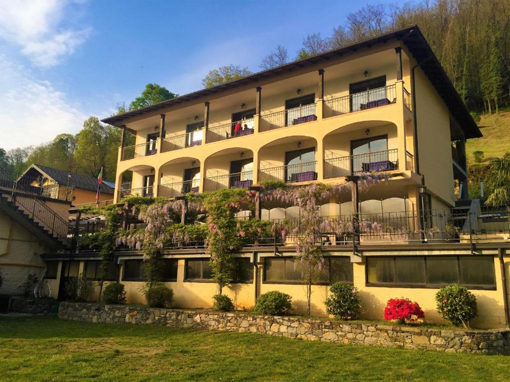 Ogród w obiekcie Hotel Fontaine Bleue