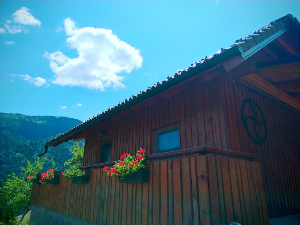 Vista generica sulle montagne o vista sulle montagne dall'interno della casa vacanze