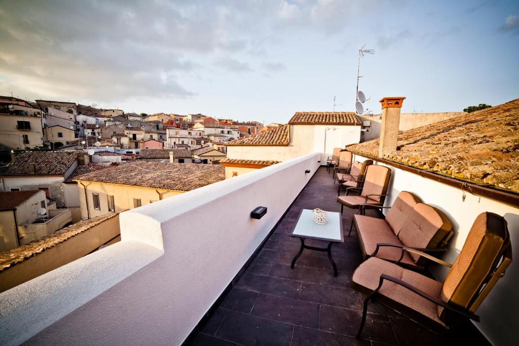 - un balcon avec des chaises et une table dans un bâtiment dans l'établissement La Casa nel Borgo Antico, à Melfi