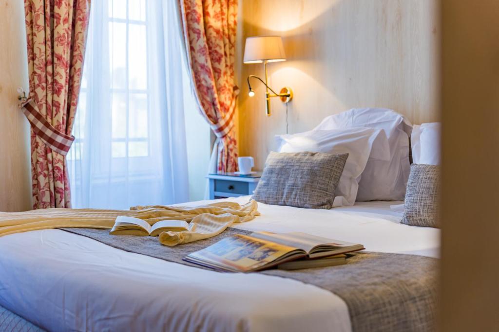 Postel nebo postele na pokoji v ubytování Hôtel Le D'Avaugour