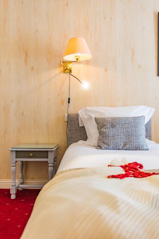 Postel nebo postele na pokoji v ubytování Hôtel Le D'Avaugour
