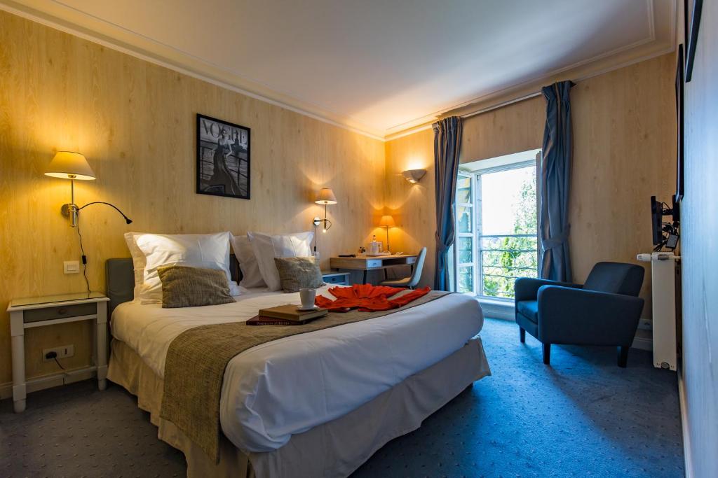 Postel nebo postele na pokoji v ubytování Hôtel Le D'Avaugour