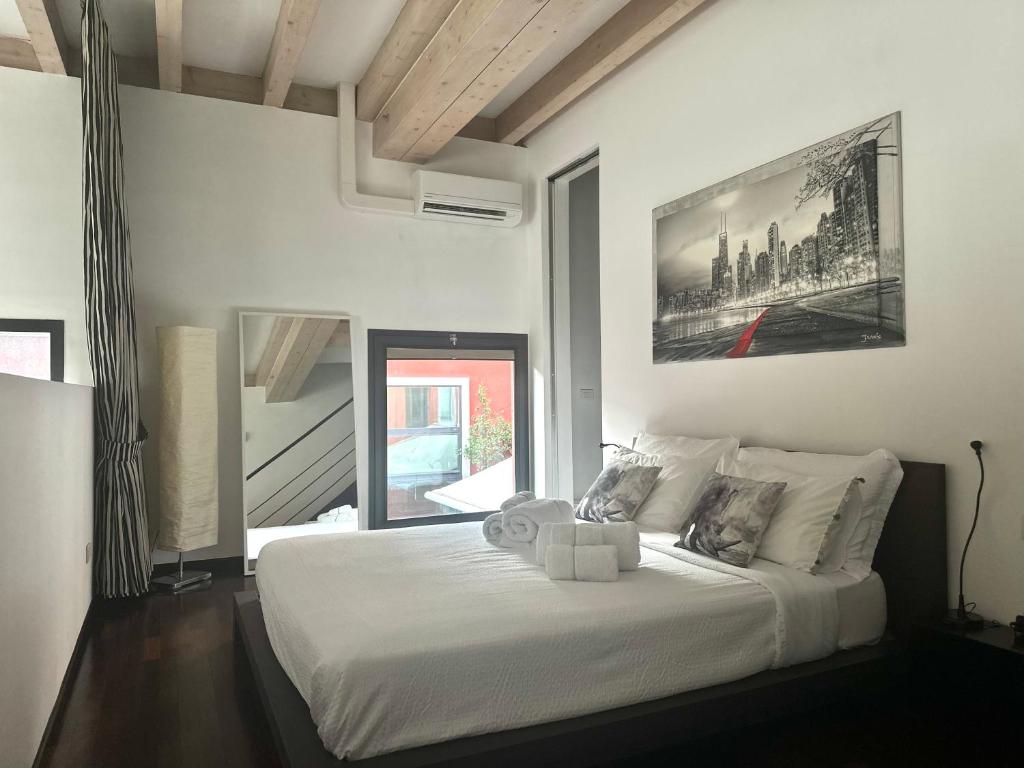 Letto o letti in una camera di RED LOFTY Milano- Loft moderno comodo per Ippodromo, San Siro, Rho Fiera-MiCo e Politecnico, parking