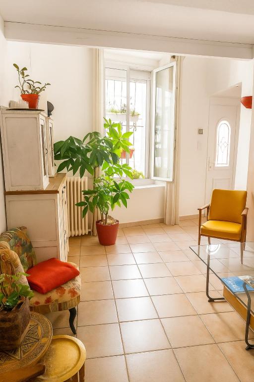 un salon avec des plantes sur un sol carrelé dans l'établissement Maison Danton peaceful haven, à Marseille