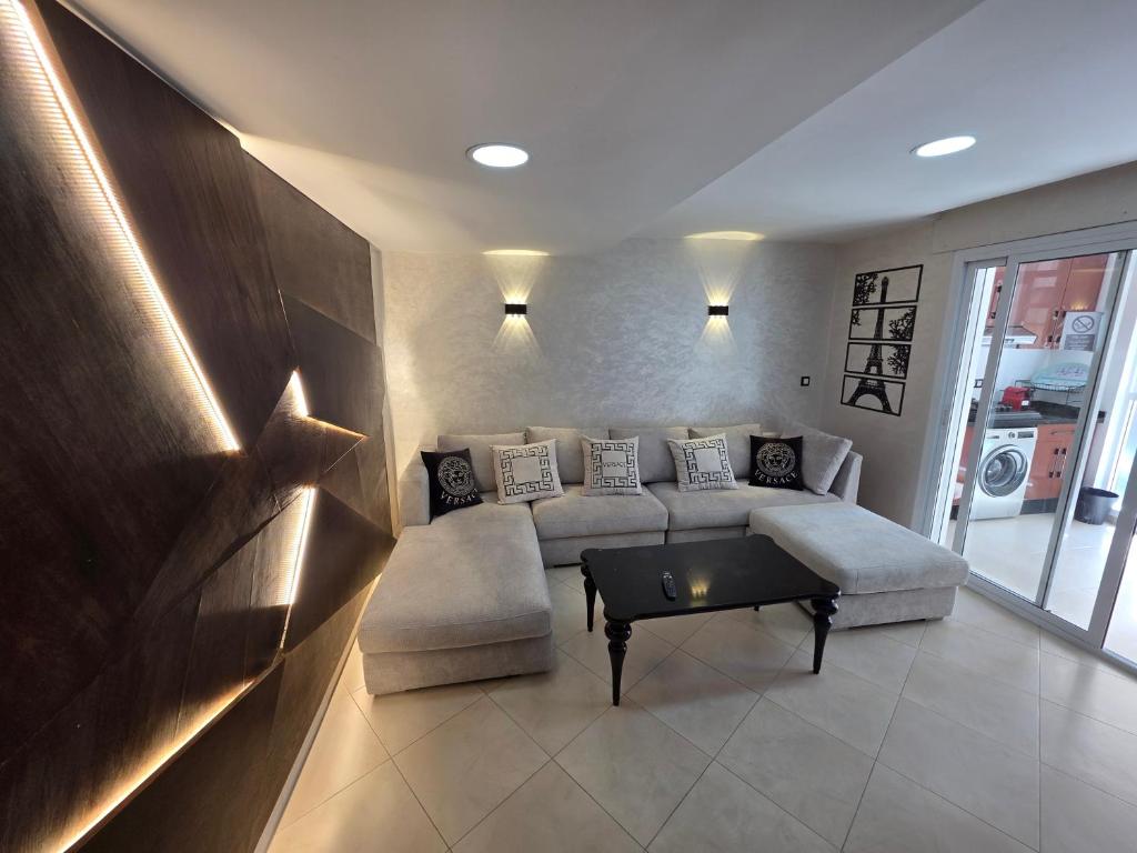 ein Wohnzimmer mit Sofa und Tisch in der Unterkunft Ajanif Apparte Standing et Fraicheur Salon et Suite Parentale Climatise in Tétouan