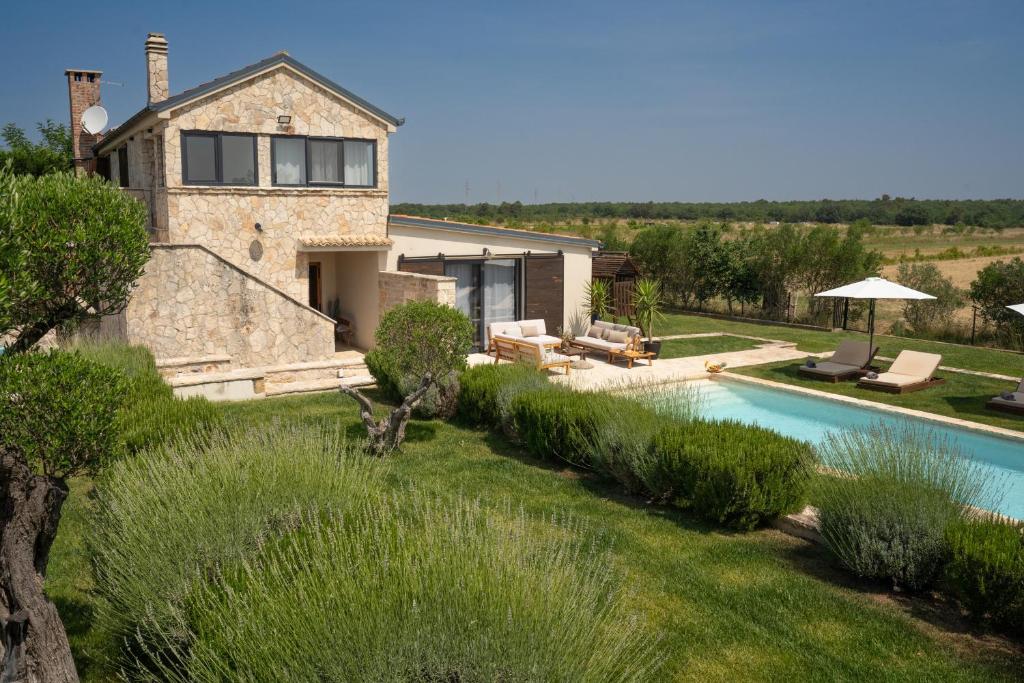 een huis met een zwembad voor een huis bij Villa Royal with heated pool in Biograd na Moru