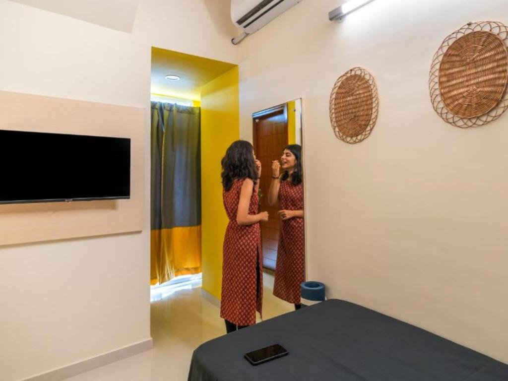 TV a/nebo společenská místnost v ubytování The Hosteller Bangalore, Indiranagar