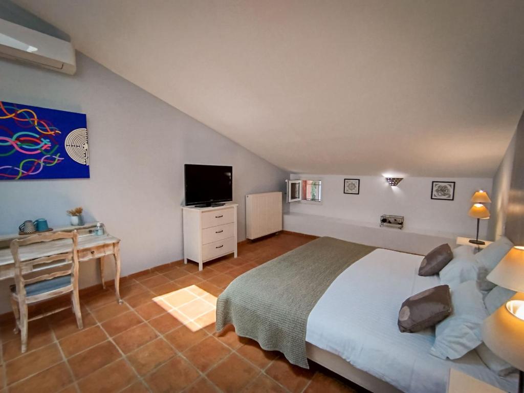 Le Mas de Gleyzes - Charme Authentique & Détente avec Piscine - Habitación Familiar Peralta