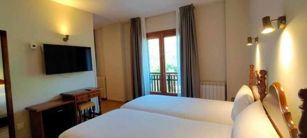 Postel nebo postele na pokoji v ubytování Edelweiss Hotel