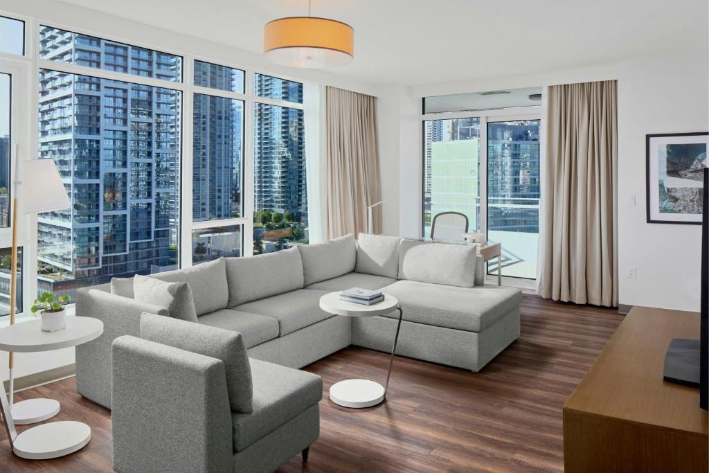 Posezení v ubytování Element by Westin Vancouver Metrotown