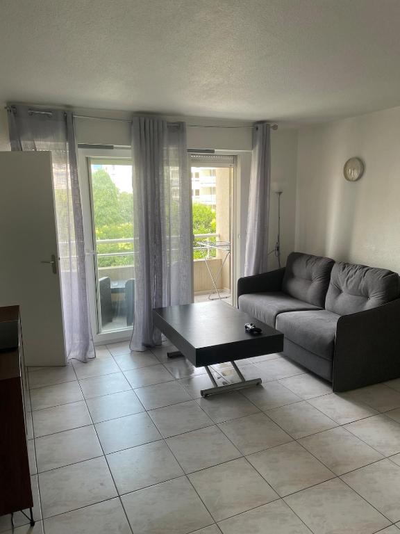 un salon avec un canapé et une table basse dans l'établissement Sun and Sand, à Antibes